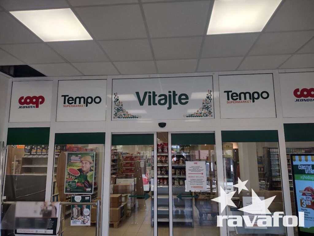 Interiérové označenie vstupu predajne Coop Jednota Vinica