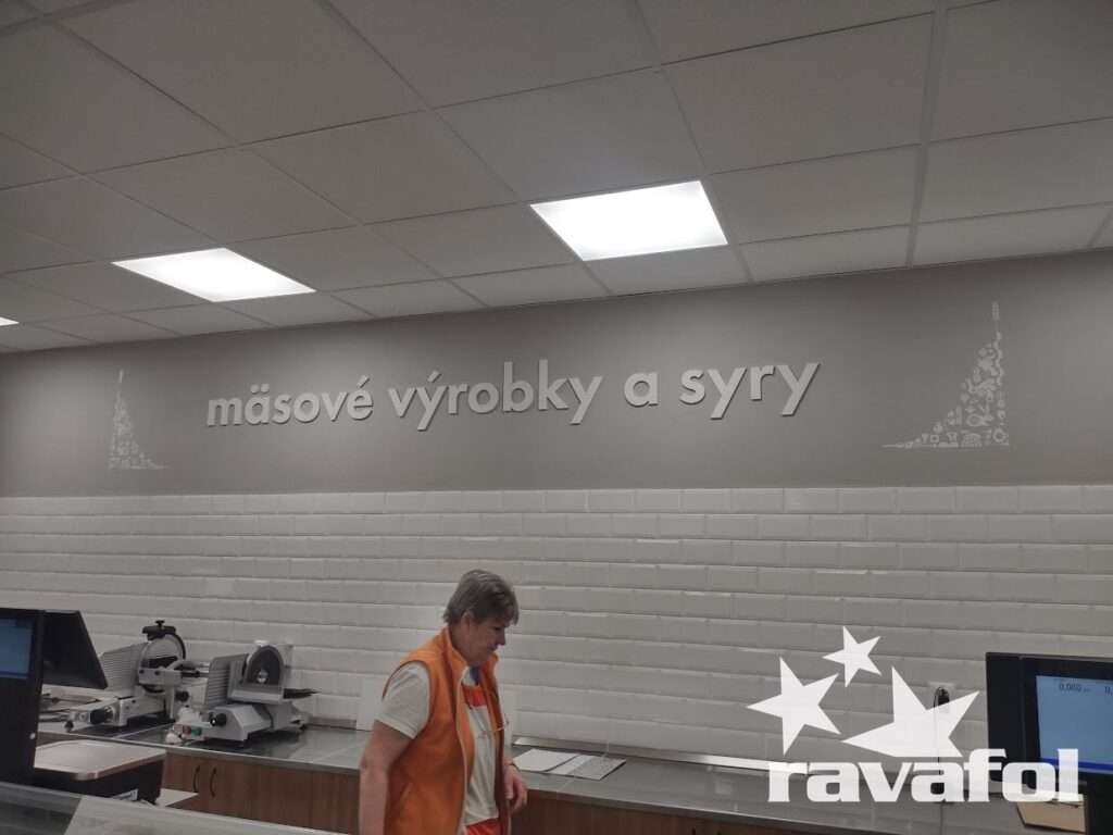 Navigačné prvky a označenie sekcií v retailovej predajni